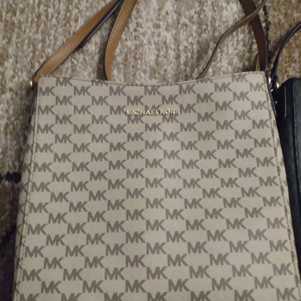 Michael Kors Crossbody 🤎🖤 - Picture 3 of 9